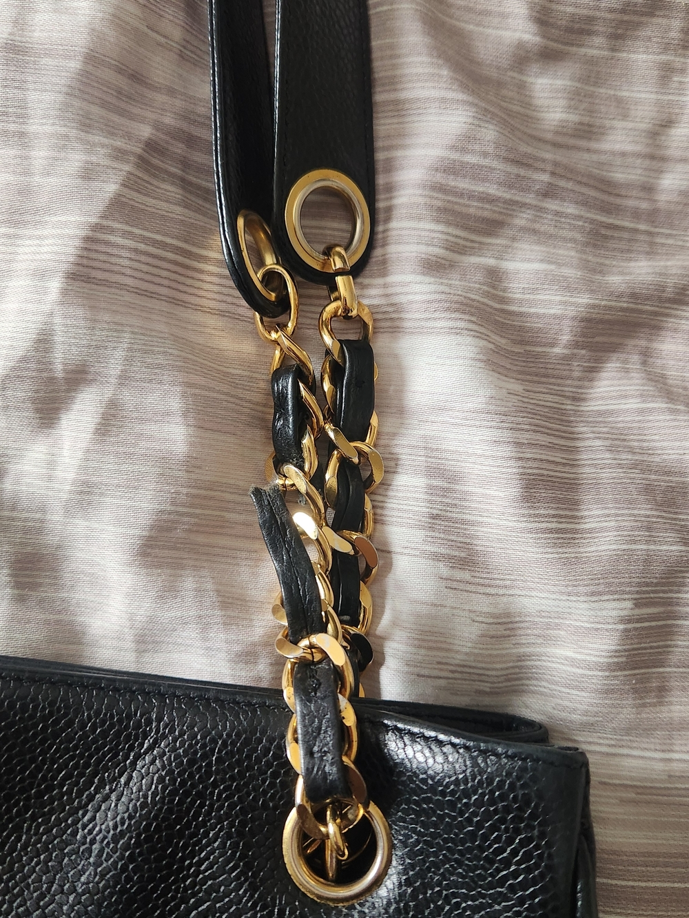 CHANEL VINTAGE Black Quilted CC-Logo Chain Shoulder Bag with Gold Hardware - Picture 2 of 10